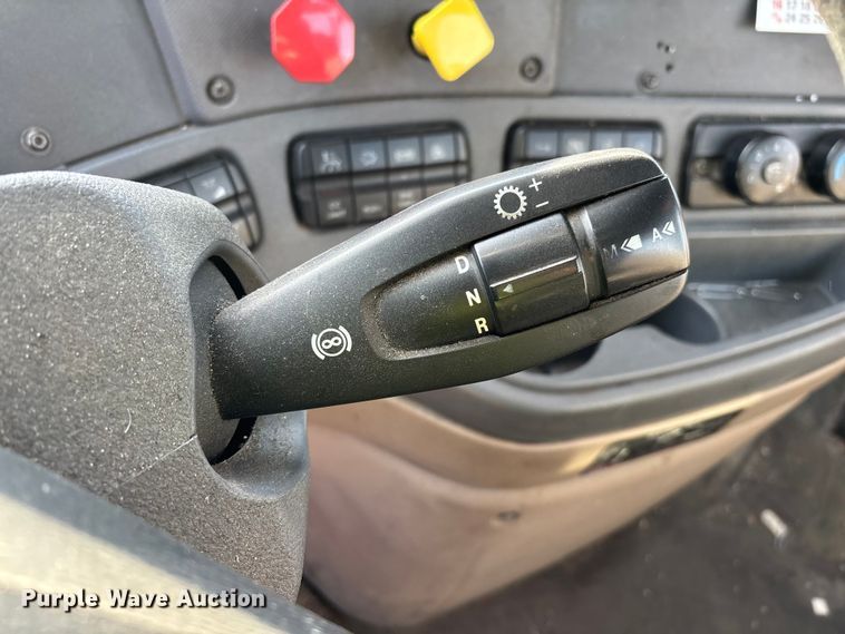 image for item YA2292 2017 Freightliner Cascadia 125 semi truck