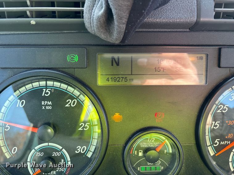 image for item YA2292 2017 Freightliner Cascadia 125 semi truck