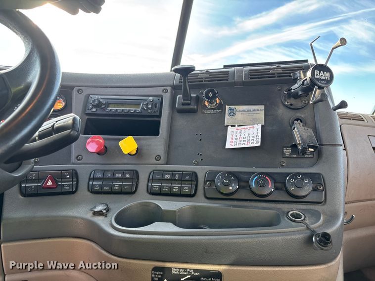 image for item YA2292 2017 Freightliner Cascadia 125 semi truck