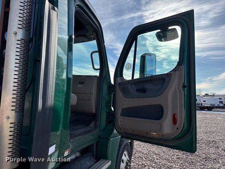 image for item YA2292 2017 Freightliner Cascadia 125 semi truck