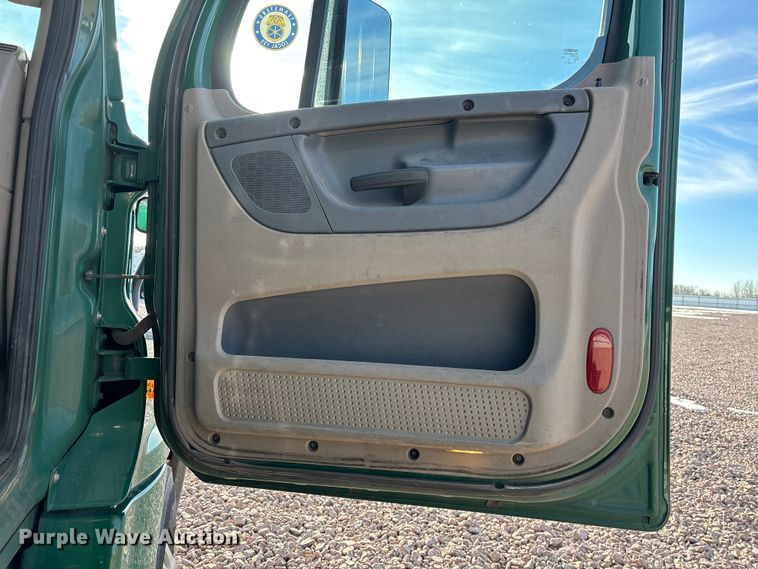 image for item YA2292 2017 Freightliner Cascadia 125 semi truck