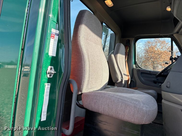 image for item YA2292 2017 Freightliner Cascadia 125 semi truck