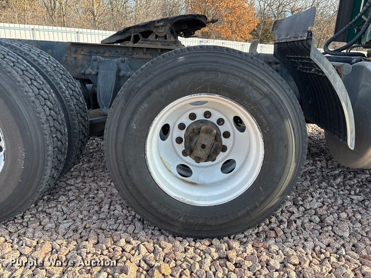 image for item YA2292 2017 Freightliner Cascadia 125 semi truck