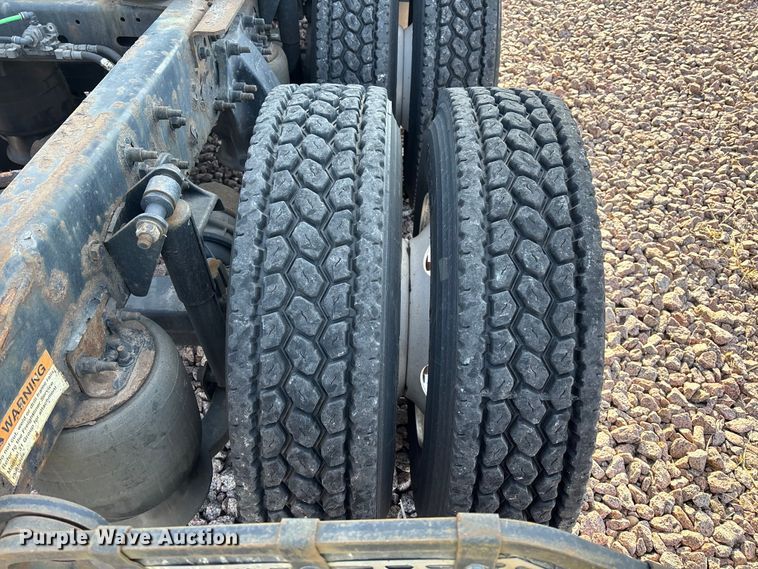 image for item YA2292 2017 Freightliner Cascadia 125 semi truck