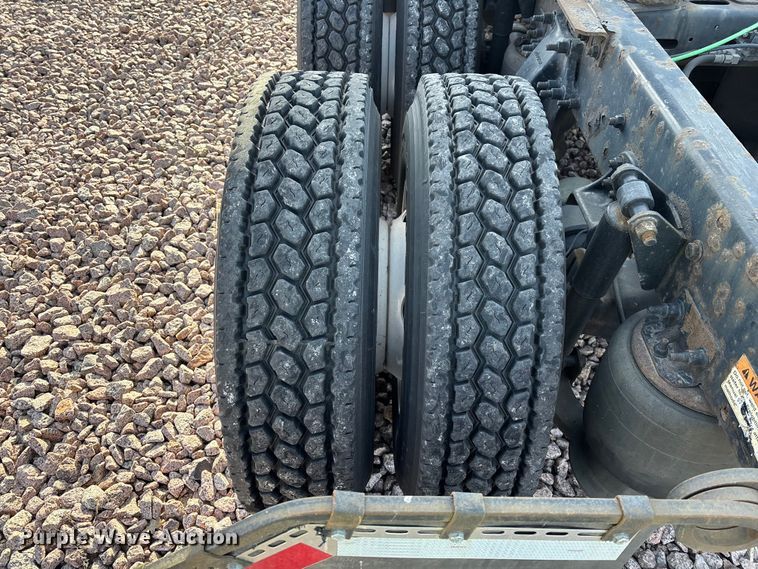 image for item YA2292 2017 Freightliner Cascadia 125 semi truck