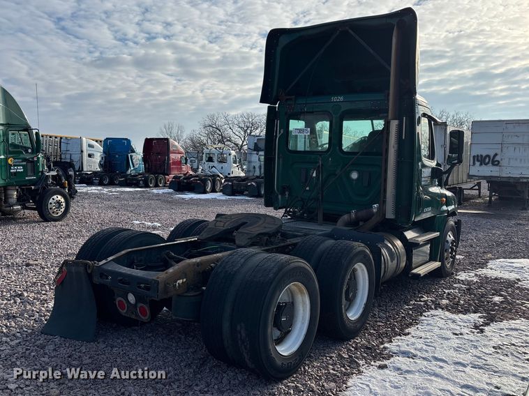 image for item YA2293 2017 Freightliner Cascadia 125 semi truck