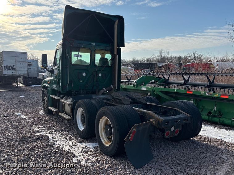 image for item YA2293 2017 Freightliner Cascadia 125 semi truck