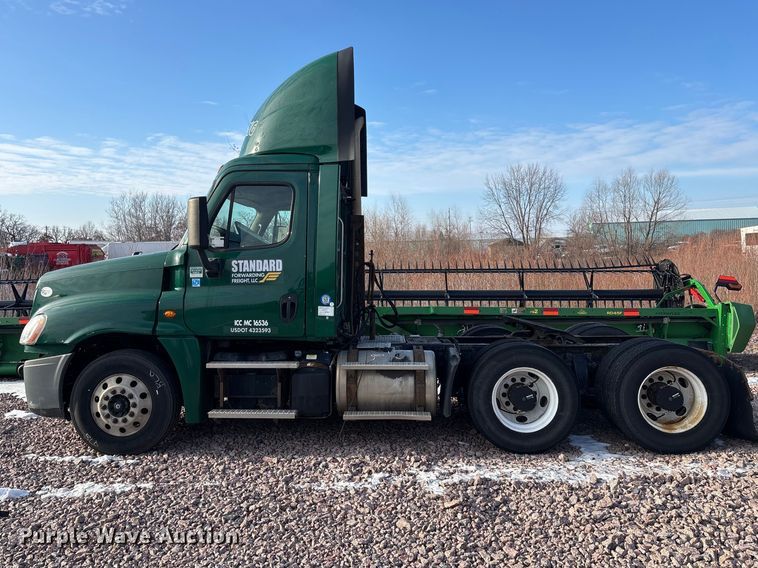 image for item YA2293 2017 Freightliner Cascadia 125 semi truck