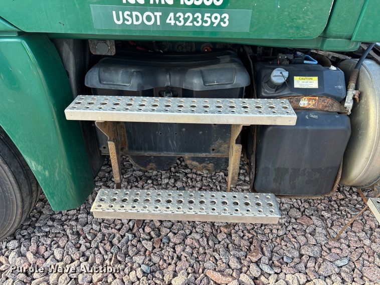 image for item YA2293 2017 Freightliner Cascadia 125 semi truck