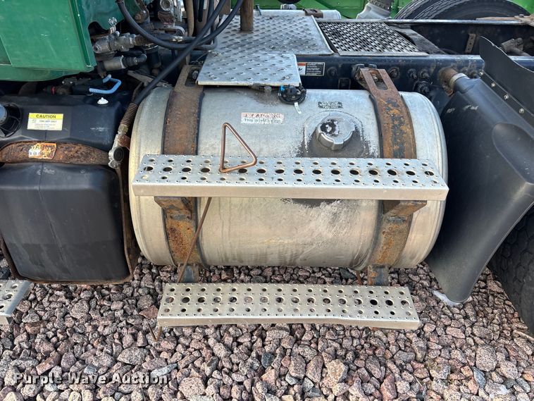 image for item YA2293 2017 Freightliner Cascadia 125 semi truck