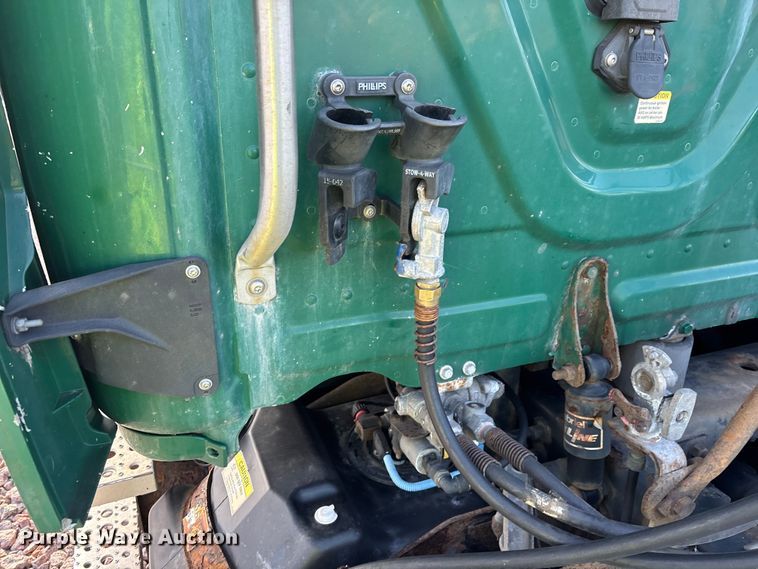 image for item YA2293 2017 Freightliner Cascadia 125 semi truck