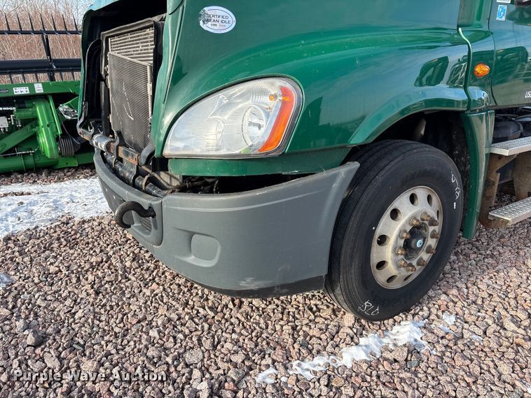 image for item YA2293 2017 Freightliner Cascadia 125 semi truck