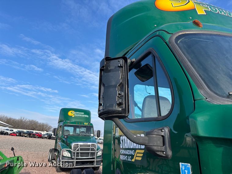 image for item YA2293 2017 Freightliner Cascadia 125 semi truck