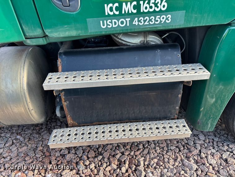 image for item YA2293 2017 Freightliner Cascadia 125 semi truck