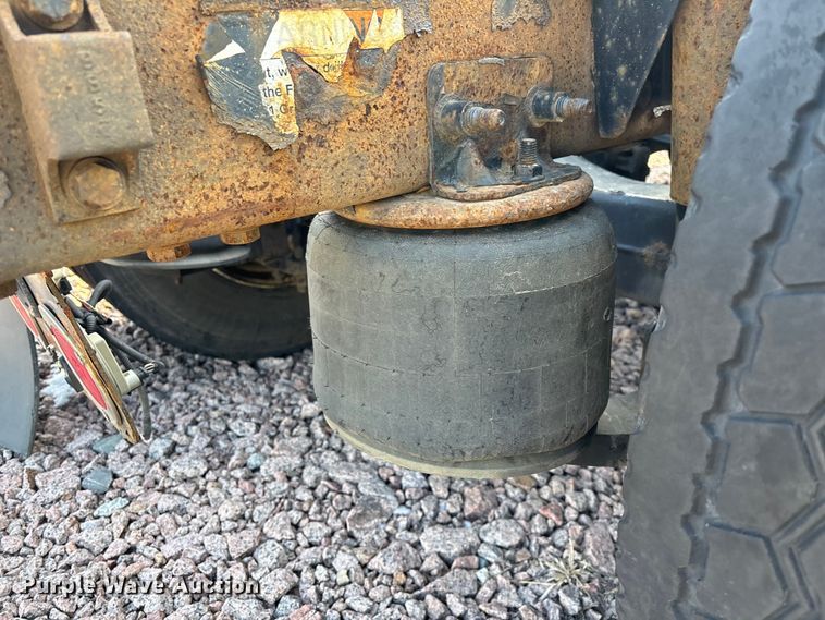 image for item YA2293 2017 Freightliner Cascadia 125 semi truck