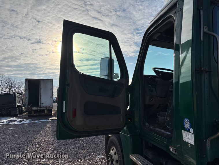 image for item YA2293 2017 Freightliner Cascadia 125 semi truck