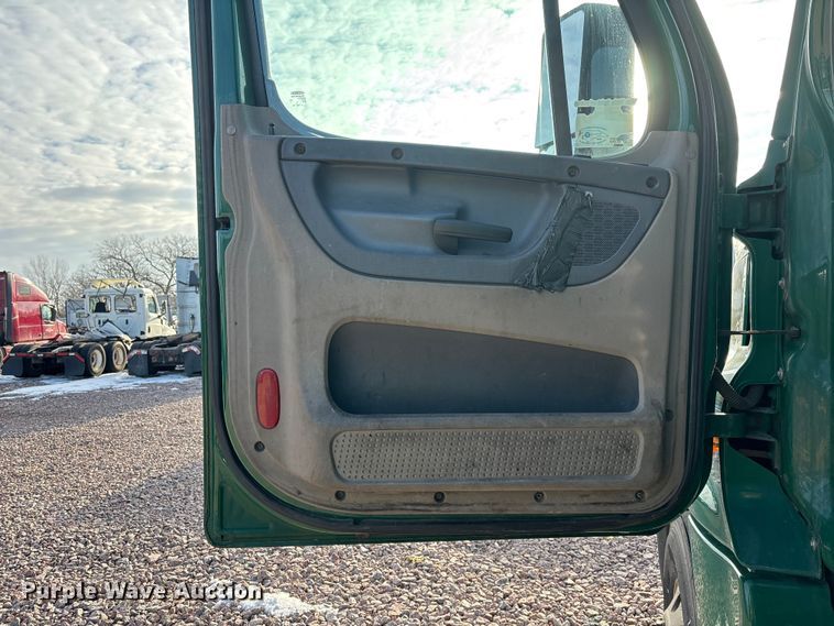 image for item YA2293 2017 Freightliner Cascadia 125 semi truck