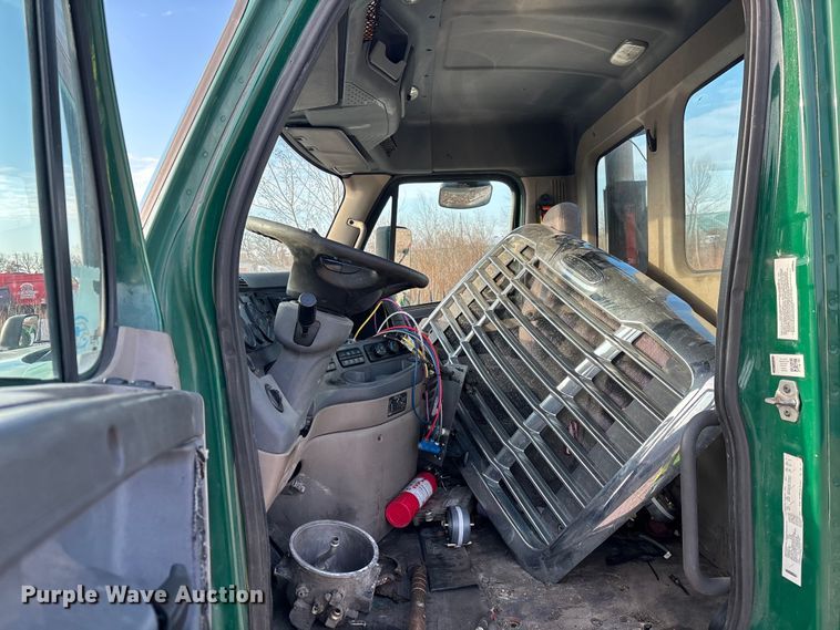 image for item YA2293 2017 Freightliner Cascadia 125 semi truck