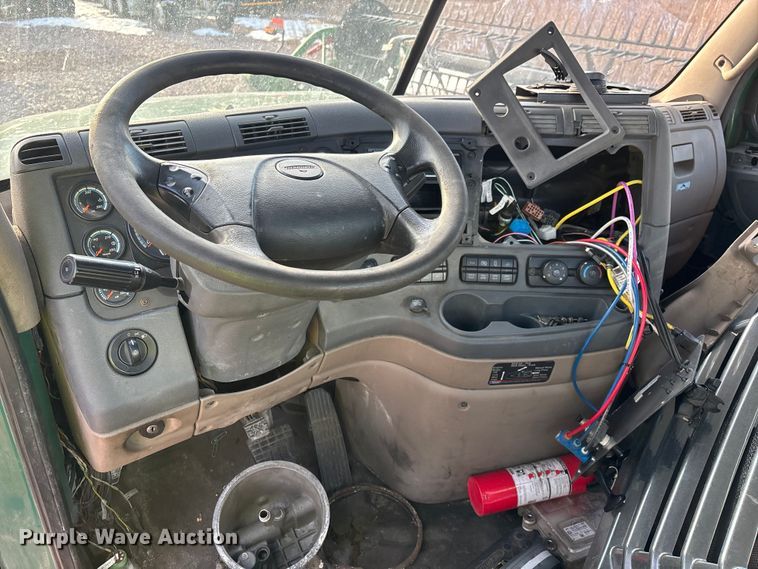 image for item YA2293 2017 Freightliner Cascadia 125 semi truck