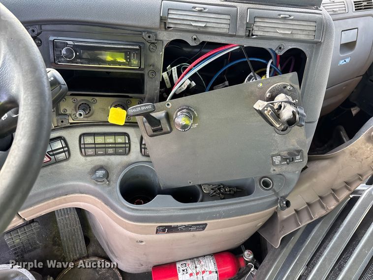 image for item YA2293 2017 Freightliner Cascadia 125 semi truck