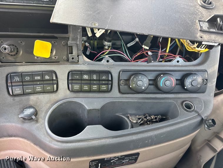 image for item YA2293 2017 Freightliner Cascadia 125 semi truck