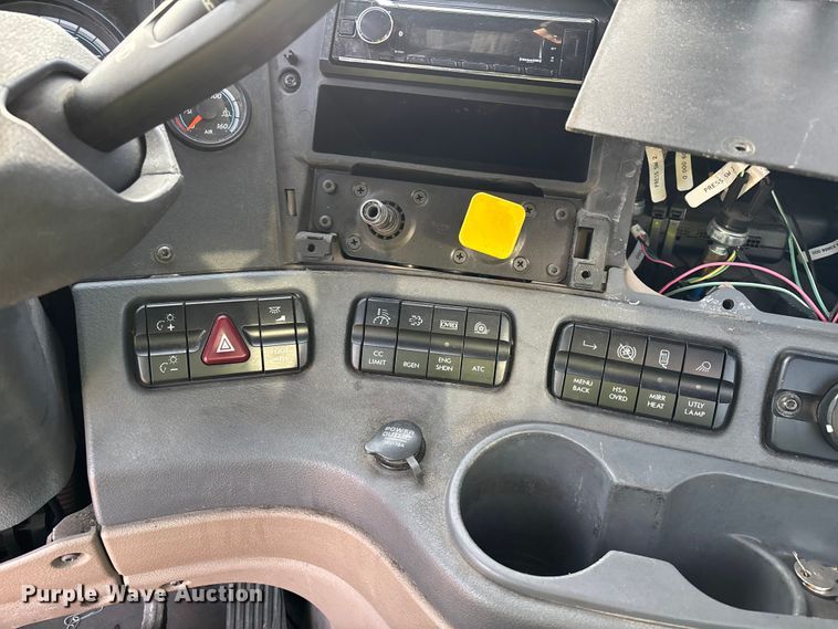 image for item YA2293 2017 Freightliner Cascadia 125 semi truck