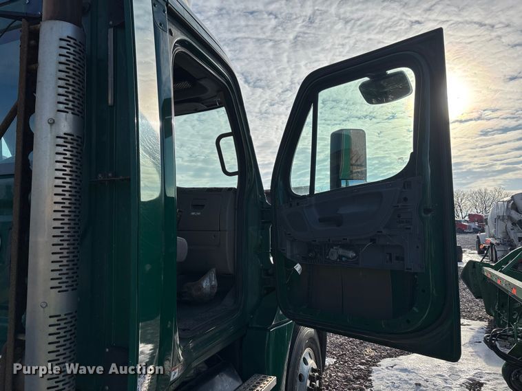 image for item YA2293 2017 Freightliner Cascadia 125 semi truck