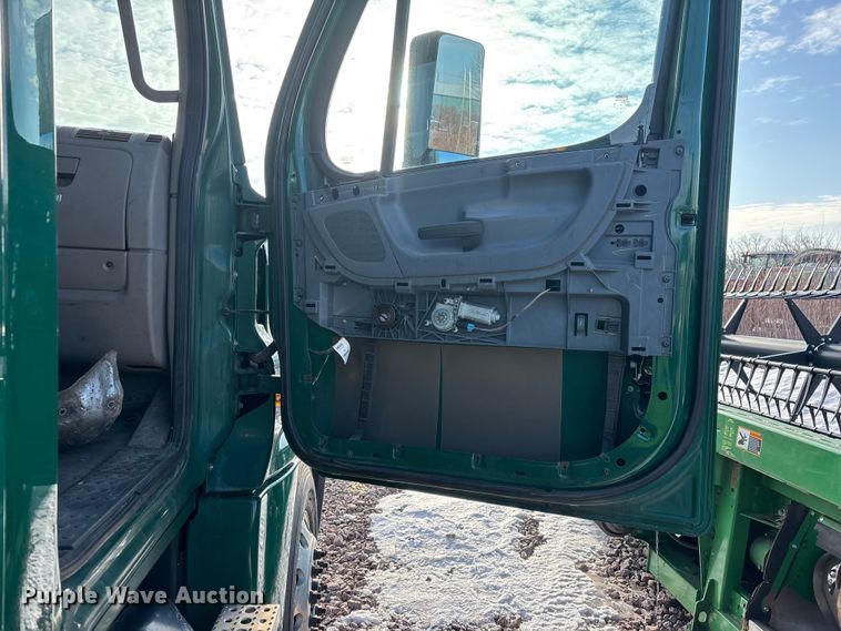 image for item YA2293 2017 Freightliner Cascadia 125 semi truck