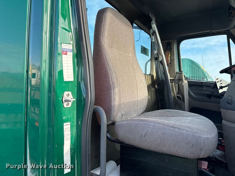 image for item YA2293 2017 Freightliner Cascadia 125 semi truck