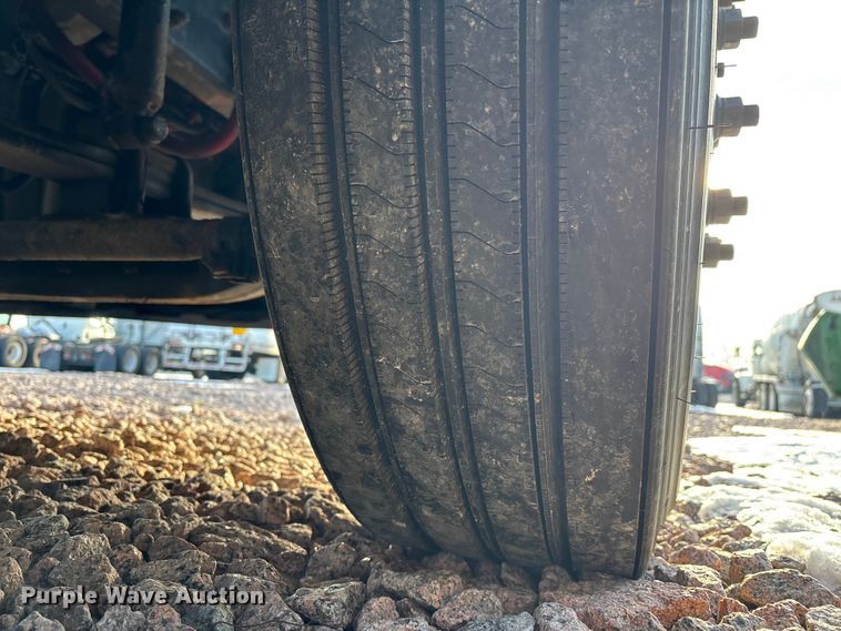 image for item YA2293 2017 Freightliner Cascadia 125 semi truck