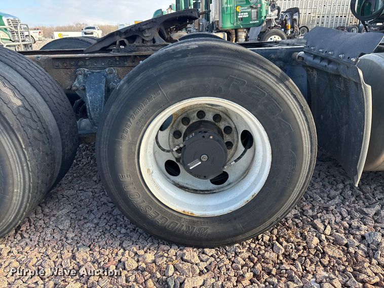 image for item YA2293 2017 Freightliner Cascadia 125 semi truck