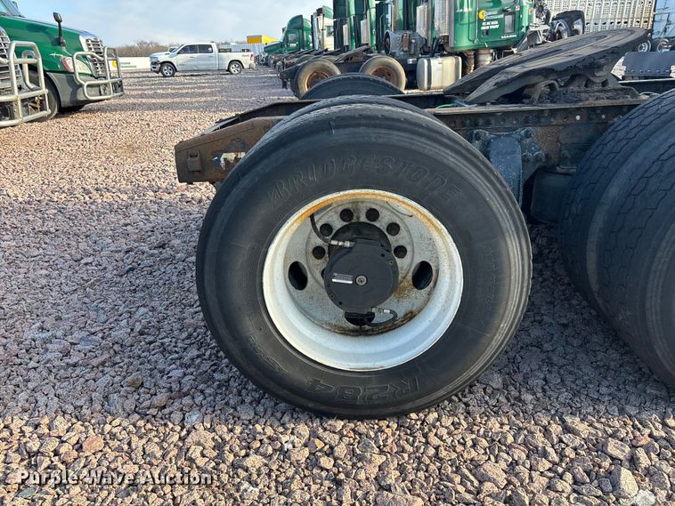 image for item YA2293 2017 Freightliner Cascadia 125 semi truck