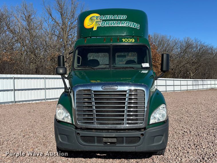 image for item YA2294 2017 Freightliner Cascadia 125 semi truck