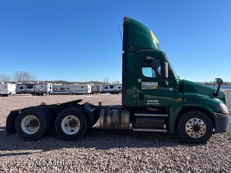 image for item YA2294 2017 Freightliner Cascadia 125 semi truck