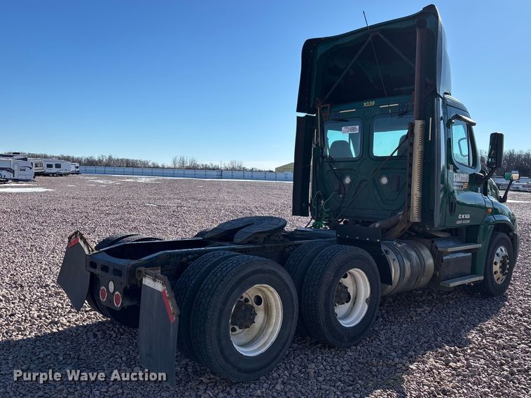 image for item YA2294 2017 Freightliner Cascadia 125 semi truck