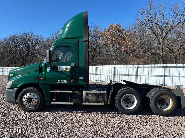 image for item YA2294 2017 Freightliner Cascadia 125 semi truck