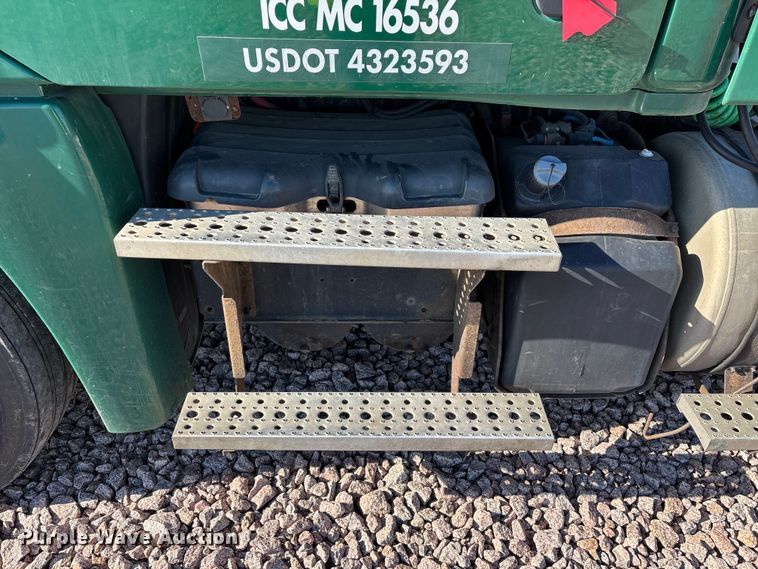 image for item YA2294 2017 Freightliner Cascadia 125 semi truck