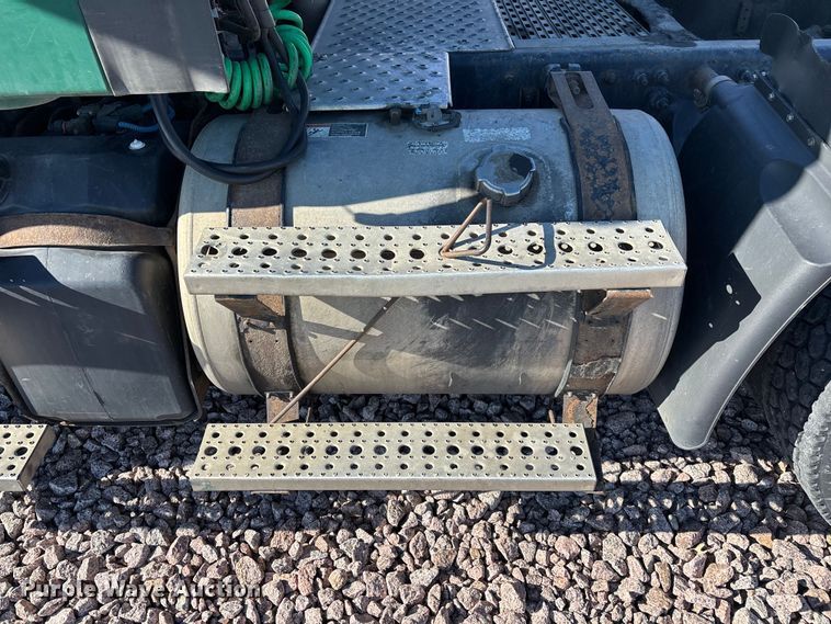 image for item YA2294 2017 Freightliner Cascadia 125 semi truck