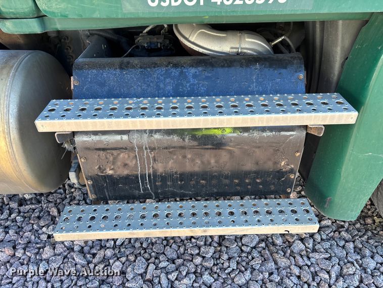 image for item YA2294 2017 Freightliner Cascadia 125 semi truck