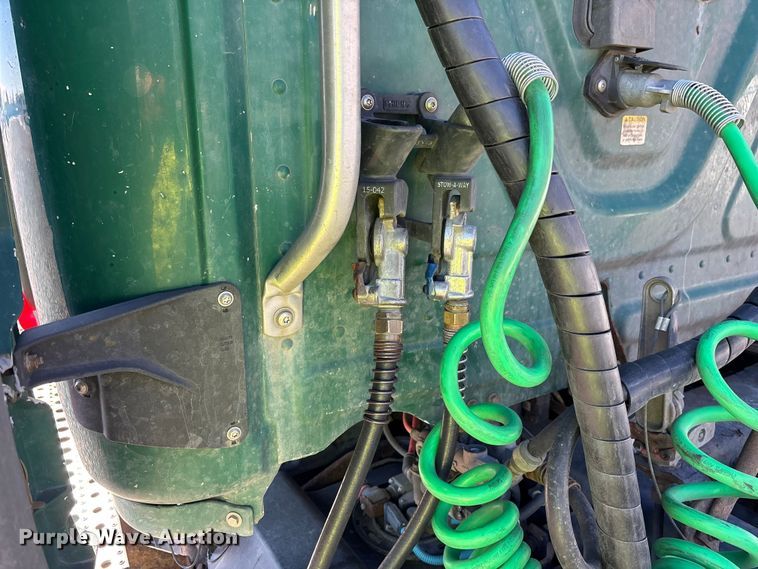 image for item YA2294 2017 Freightliner Cascadia 125 semi truck