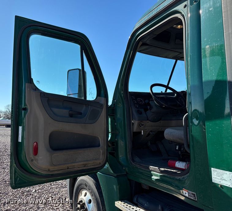 image for item YA2294 2017 Freightliner Cascadia 125 semi truck