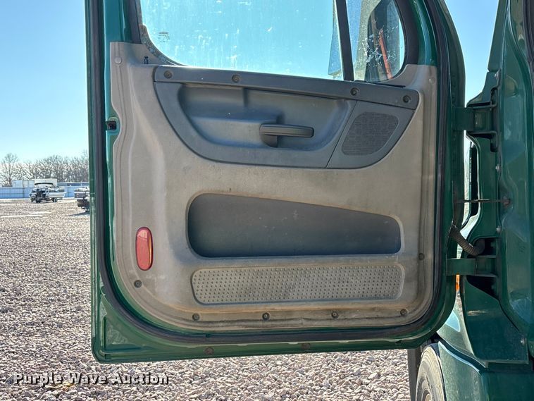 image for item YA2294 2017 Freightliner Cascadia 125 semi truck