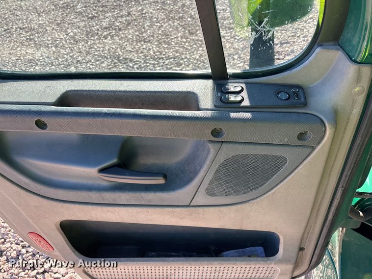 image for item YA2294 2017 Freightliner Cascadia 125 semi truck