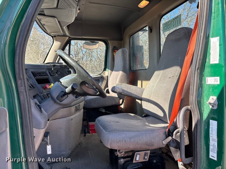 image for item YA2294 2017 Freightliner Cascadia 125 semi truck