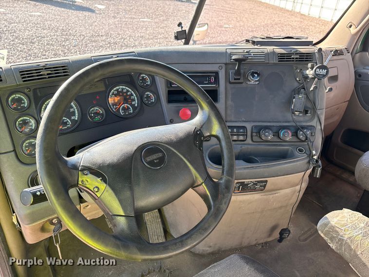 image for item YA2294 2017 Freightliner Cascadia 125 semi truck