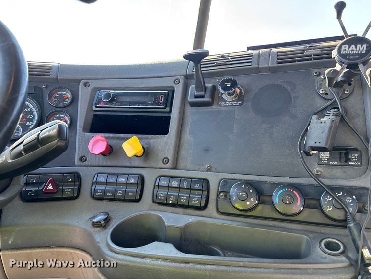 image for item YA2294 2017 Freightliner Cascadia 125 semi truck