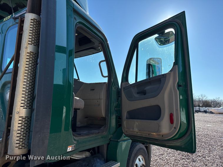 image for item YA2294 2017 Freightliner Cascadia 125 semi truck