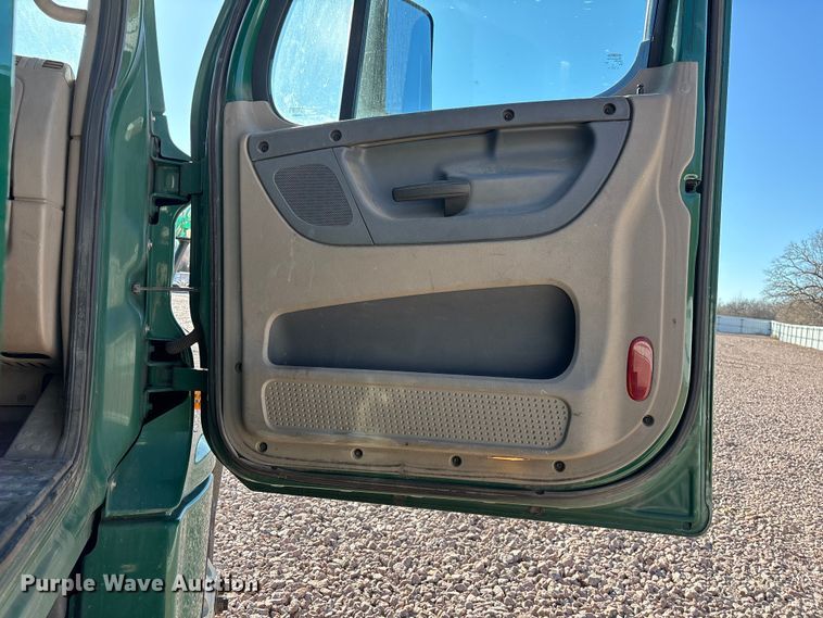 image for item YA2294 2017 Freightliner Cascadia 125 semi truck