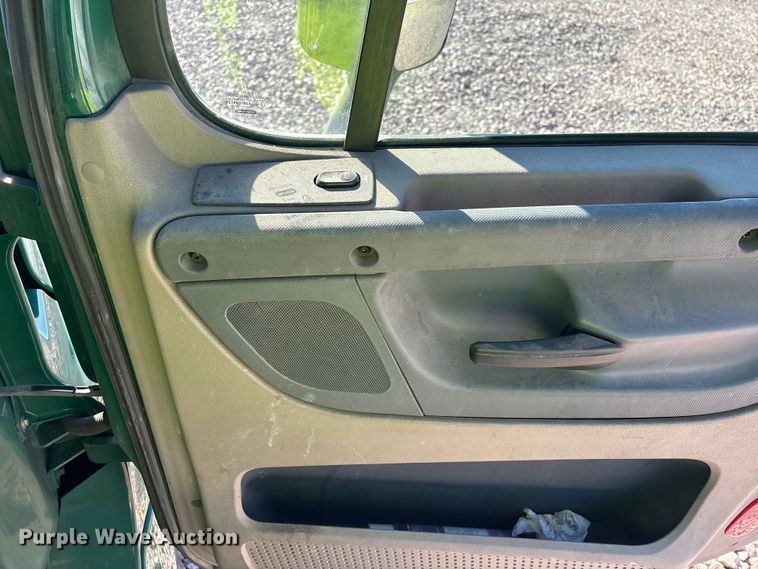 image for item YA2294 2017 Freightliner Cascadia 125 semi truck