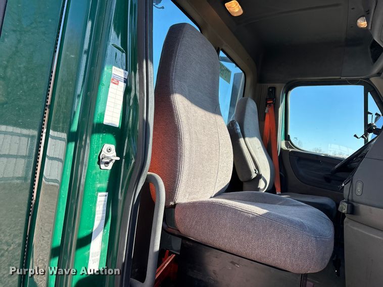 image for item YA2294 2017 Freightliner Cascadia 125 semi truck